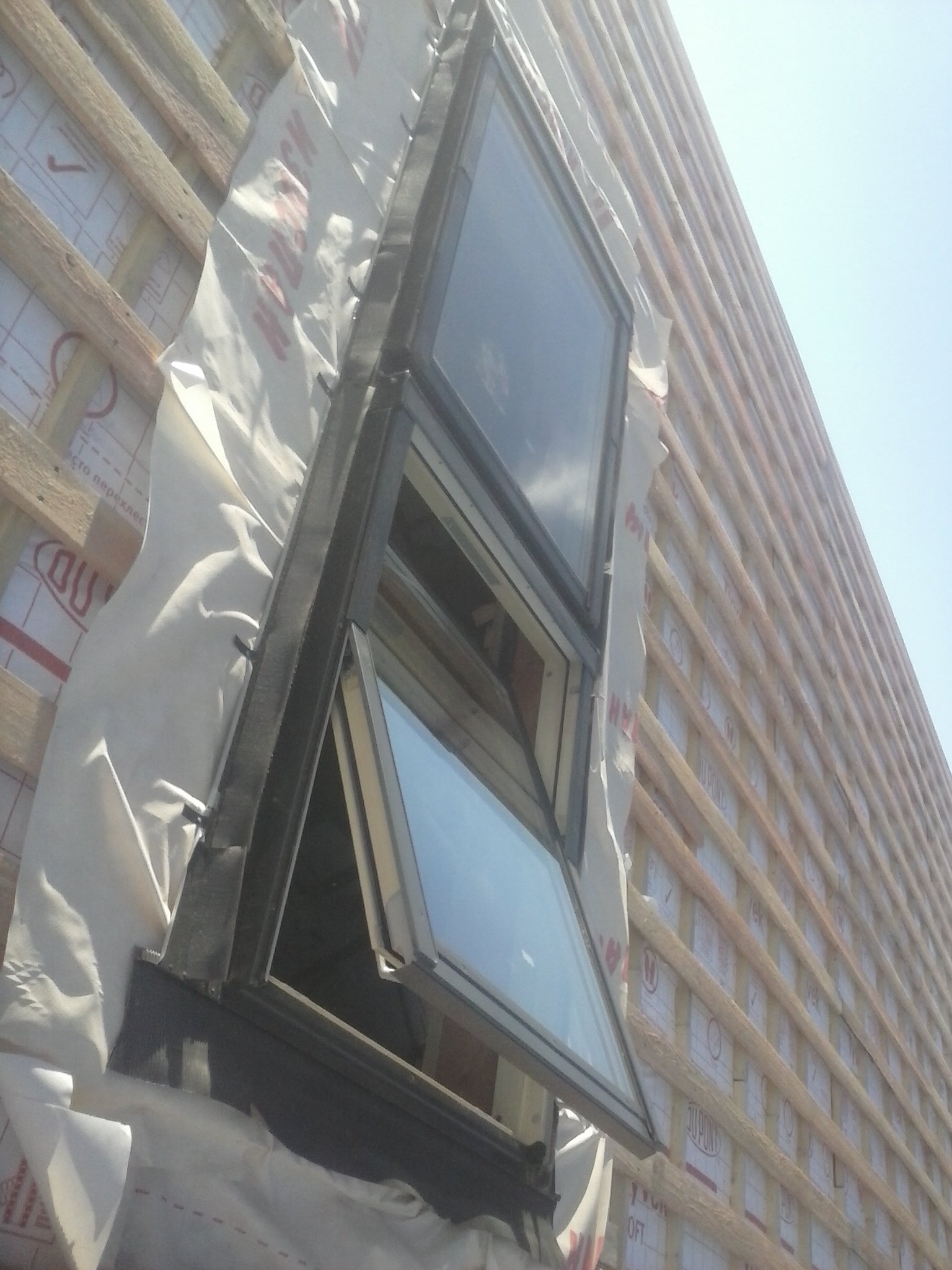 монтаж мансардных окон fakro с ипользованием не заводской гидроизоляции окна
